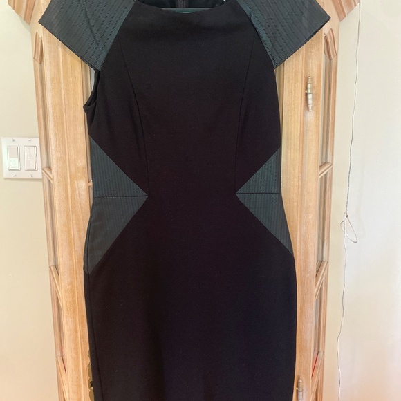 Erin little black dress with faux leather trip - Picture 2 of 3